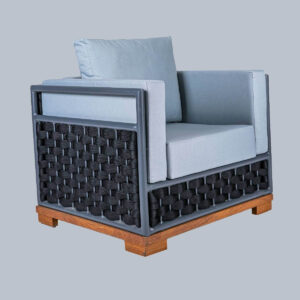 Poltrona Itália com estrutura de alumínio e madeira cumarú, revestida com Corda Náutica.